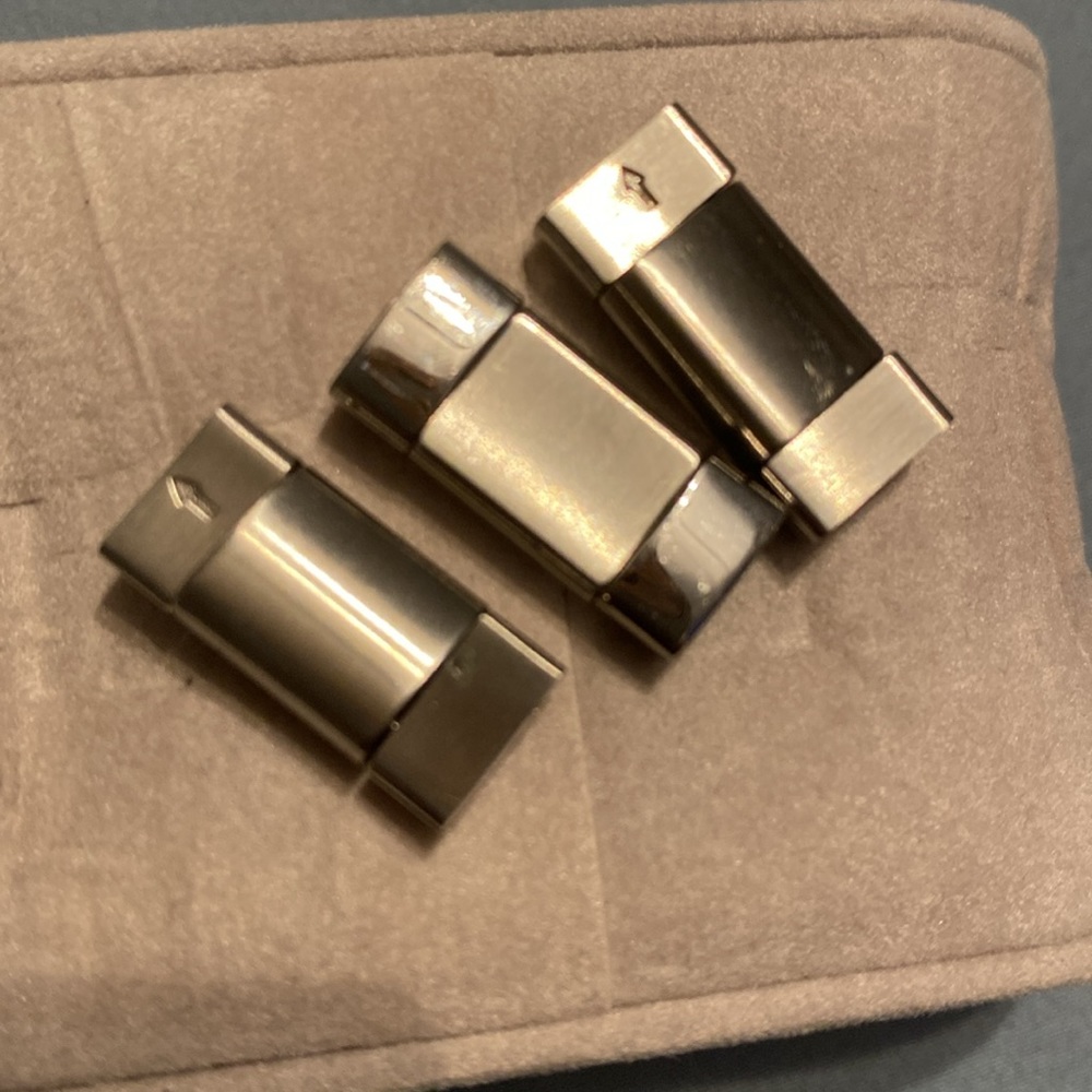 Micheal Kors Sliver with Crystal watch 39MM - Picture 10 of 10